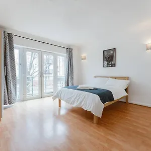 Apartment Up To 4 People, In A Share House Next To Bridge, London